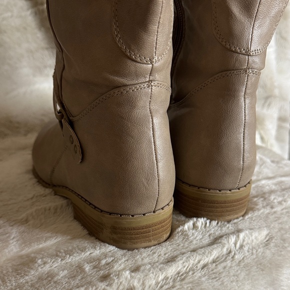 Chic Tan Boots for Women - Picture 6 of 7